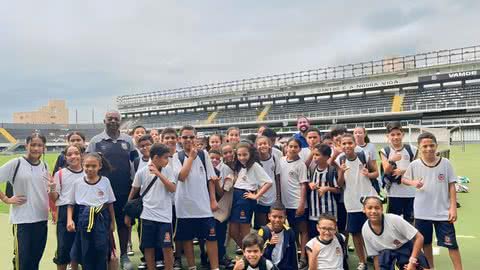 Com muita alegria, 38 alunos visitaram a Vila neste sábado (30) - Imagem: Prefeitura de São Vicente