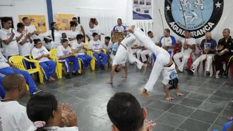 Capoeira Inclusiva forma pessoas com deficiência em Guarujá - Imagem: reprodução Prefeitura de Guarujá