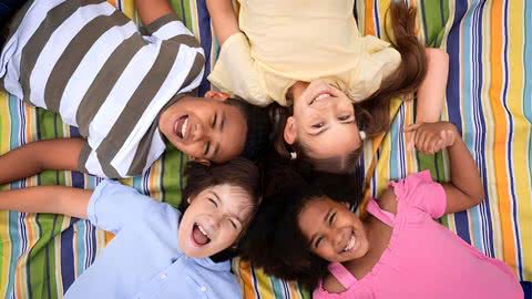 O público-alvo é composto por crianças e adolescentes, de 0 até 15 anos - Imagem: Free Pik