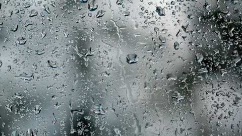 A previsão aponta chuva forte para esta quinta-feira (5) - Imagem: Free Pik