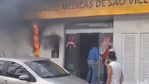 O prédio ficou sem energia elétrica - Imagem: Rádio CBN Santos