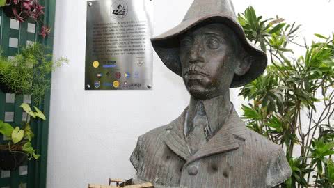 Guarujá inaugura busto em homenagem aos 150 anos de Santos Dumont - Imagem: reprodução Prefeitura de Guarujá
