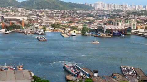 Travessia de balsas entre Santos e Guarujá. - Imagem: Reprodução | Flávio Hopp/A Tribuna Jornal