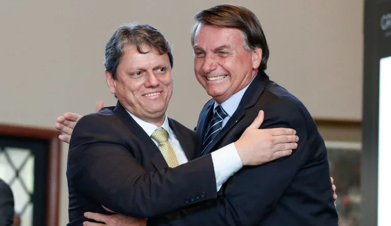 Tarcísio elogia Jair Bolsonaro Seguira levando multidoes