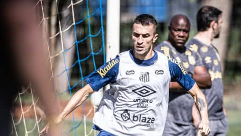 João Schmidt não atua desde o jogo contra o Brusque, no último dia 19 de maio - Imagem: Flickr/Santos