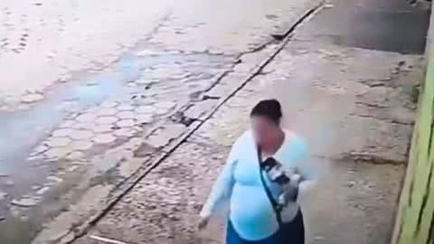 Uma das suspeitas foi flagrada por câmeras de monitoramento em Itanhaém - SP. - Imagem: Reprodução | Polícia Civil