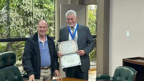 Sartori recebeu medalha de honra do Clube Círculo Militar; ele impediu que entidade fosse despejada - Imagem: arquivo pessoal