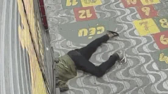 Imagem: Reprodução/Redes Sociais - Suspeito se rastejando para entrar dentro da loja