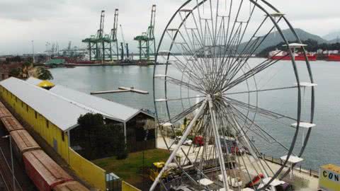 Roda-gigante está sendo instalada em Santos - Imagem: Reprodução/Instagram