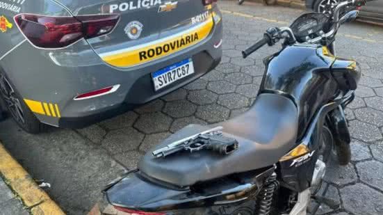 Policiais militares foram acionados para atender essa ocorrência de uma dupla criminosa que atirou contra outro motorista - Imagem: Reprodução/ Polícia Militar Rodoviária