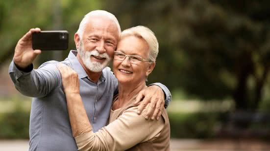 O progresso na expectativa de vida ocorreu de forma diferenciada ao longo dos anos - Imagem: Freepik