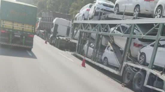 Acidente envolvendo um caminhão-cegonha resultou em morte em rodovia de SP - Imagem: Reprodução/ g1