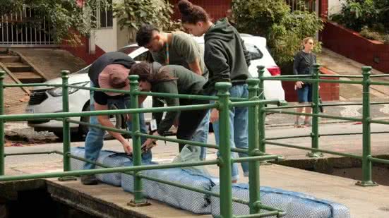 A barreira foi afixada com cabos de aço nas duas extremidades do canal - Imagem: Divulgação/ G1