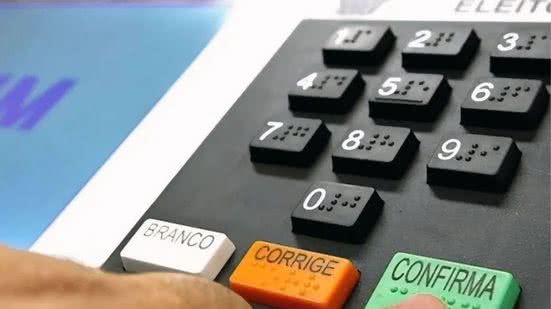 A preparação e lacração das urnas eletrônicas com vistorias se inicia nesta quarta-feira (25) - Imagem: Divulgação/ TSE