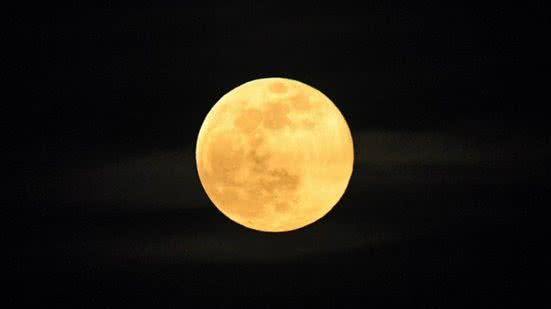Os eclipseses lunares ocorrem quando a Terra fica entre o sol e a Lua - Imagem: Divulgação/ ISTOÉ/ Loic Venance/ AFP