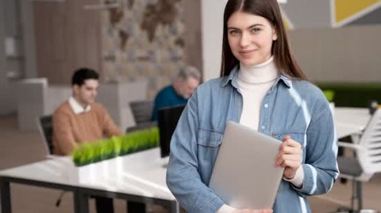 Salários de até R$ 8,5 mil para estagiários e trainees no litoral de São Paulo - Imagem: Reprodução/Freepik