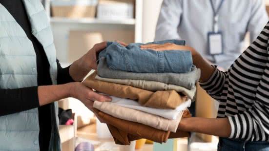 1,5 mil famílias foram contempladas pelas ações de cabide solidário - Imagem: Freepik