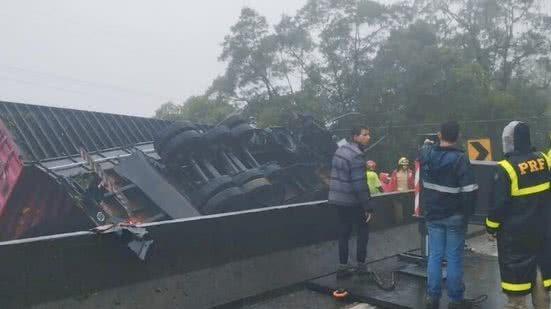 A van rodou na pista e o caminhão a arrasou para fora, tombando sobre ela - Imagem: Divulgação/ Metrópoles