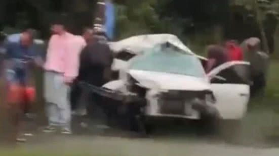 Carro perde o controle e  colide com poste em São Vicente - Imagem: Reprodução/ Redes Sociais