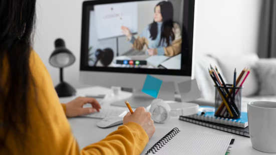 A comunicação eficiente se destaca como uma competência essencial, especialmente em funções de liderança - Imagem: Freepik