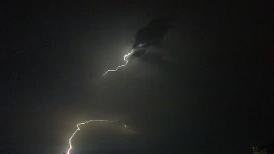 Defesa Civil alerta para tempestades com raios e ventos fortes na Baixada Santista - Imagem: Reprodução/ g1