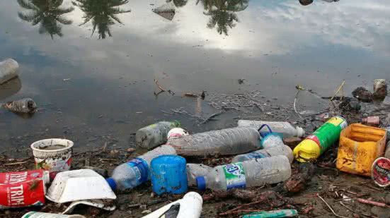 É descartado 1,3 milhão de toneladas de plásticos no oceano pelo Brasil - Imagem: Reprodução/ Martine Perret/ ONU