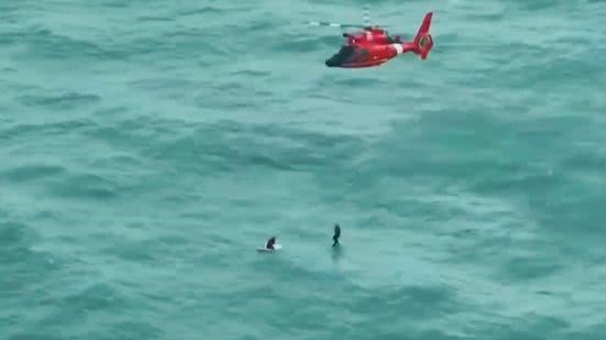 Para resgatá-lo, um mergulhador desceu com uma corda e conseguiu transportar o homem ao helicóptero - Imagem: Divulgação/ G1