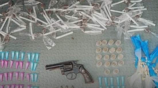 Homem procurado por tentativa de homicídio é preso com armas ilegais e drogas - Imagem: Divulgação/ Polícia Militar