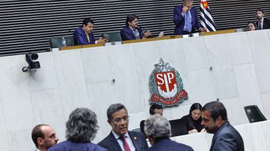 Túnel contará com uma área de circulação para ciclistas e pedestres instalada entre as seis vis de pista - Imagem: Divulgação/ Alesp/ Rodrigo Romeo