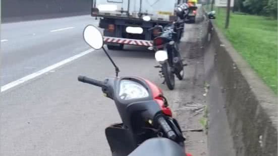 Passageiro de motocicleta fica em estado grave após pneu furar na Rodovia Anchieta - Imagem: Reprodução/ CCI Artesp