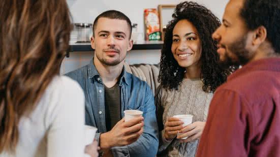 Temos que considerar também que aquele que nunca apoia nem sempre deve ser visto como um bom amigo - Imagem: Freepik