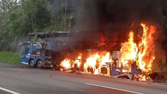 Veículo foi consumido pelas chamas, mas não houve registros de feridos - Imagem: Reprodução/Divulgação/PRF