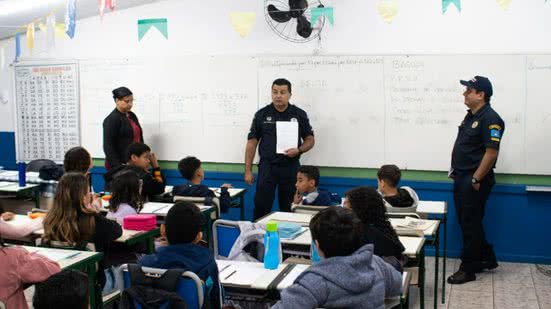 Guarujá realiza formaturas do programa antidrogas para alunos do ensino fundamental - Imagem: Reprodução/ PPDV Angelina Daige