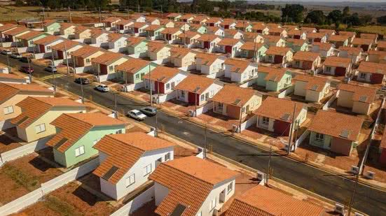 Na Baixada Santista, há 5,2 mil contratos com prestações em atraso - Imagem: Reprodução/ CDHU