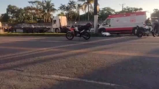 Motociclista morre após colidir com poste no litoral - Imagem: Reprodução/ Redes Sociais