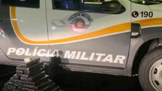 Mulher foge com filha e deixa quase 70 quilos de drogas dentro de carro - Imagem: Divulgação/ Polícia Militar