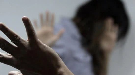 Mulheres negras jovens são as principais vítimas de violência doméstica no Brasil - Imagem: Reprodução/ Freepik