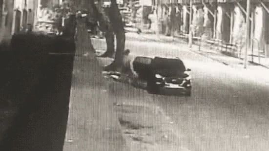 Novas imagens mostram ambulante sendo desovado no litoral de SP - Imagem: Reprodução/ g1