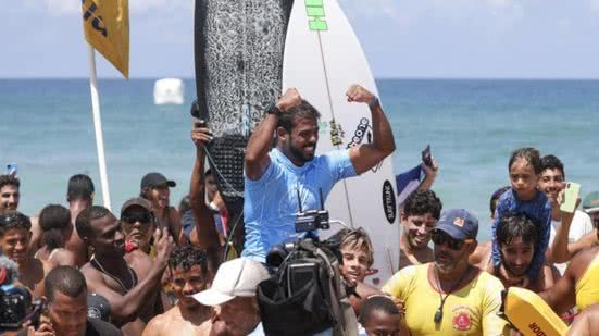 Novo Quebra-Mar de Santos sedia 6ª edição do projeto campeão na escola com atletas de surfe - Imagem: Divulgação/ Prefeitura de Santos