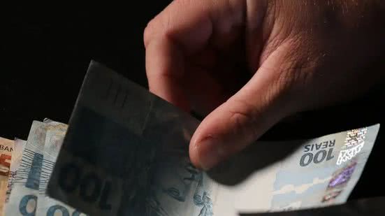 O 13º salário tem que estar nas contas dos brasileiros até hoje - Imagem: Reprodução/ José Cruz/ Agência Brasil