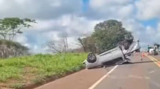 Imagem de um dos carros envolvidos no acidente capotado - Imagem: Reprodução/Redes Sociais