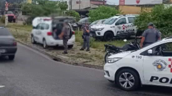Incidente resultou na queda das vítimas durante a ação criminosa - Imagem: Reprodução/Praia Grande MIL Grau