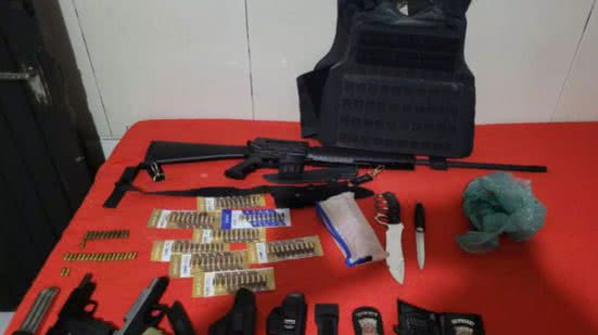 Arsenal apreendidos por falta de liberação para o porte - Imagem: Reprodução/Polícia Militar