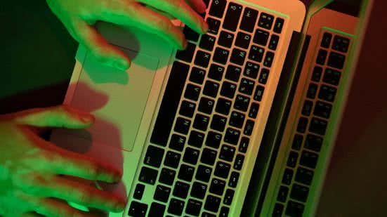 E-mail fraudulento utiliza um logotipo não correspondente ao da prefeitura - Imagem: Freepik