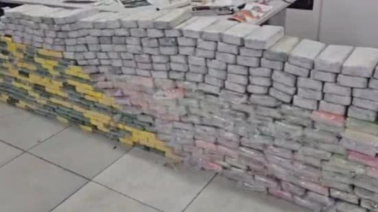 Os agentes apreenderam 400 tijolos de cocaína - Imagem: Reprodução/Secretaria de Segurança Pública