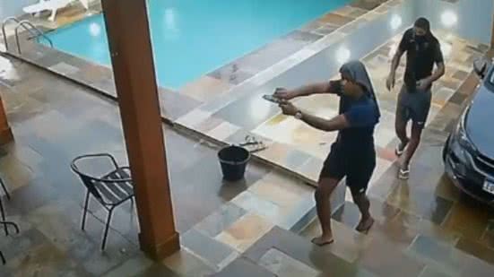 Três pessoas foram presas e duas continuam foragidas - Imagem: Reprodução/ g1 e câmeras de monitoramento