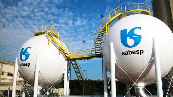 Técnicos aplicarão um corante para complementar o diagnóstico e ajudar a identificar possíveis falhas nas tubulações de esgoto das residências - Imagem: Divulgação/ Life in a Day