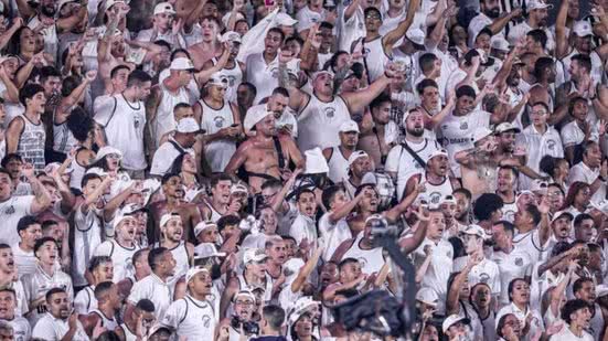Os dois primeiros gols do São Bernardo saíram em jogadas de bola aérea na área do Santos - Imagem: Instagram/ @santosfc