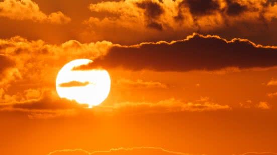 É recomendado evitar exposição ao sol nos períodos mais quentes do dia e procurar locais ventilados - Imagem: Freepik