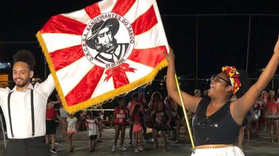 Com o enredo 'Cará, o Rei do Meu Carnaval', a agremiação celebra o Pão de Cará, patrimônio imaterial da cidade - Imagem: Reprodução/Redes Sociais